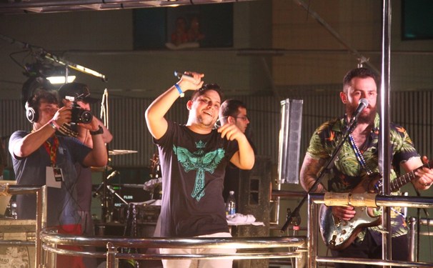 Foliões soltam a voz ao som de Jorge e Mateus