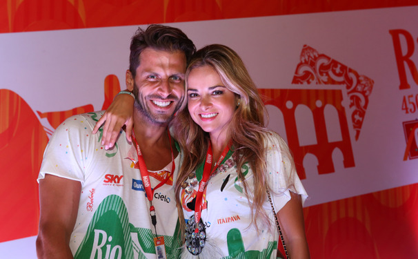 Henri Castelli apresenta oficialmente sua namorada