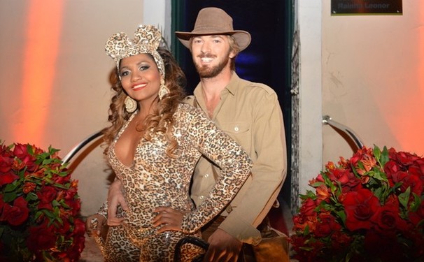 Gaby Amarantos e seu namorado inglês