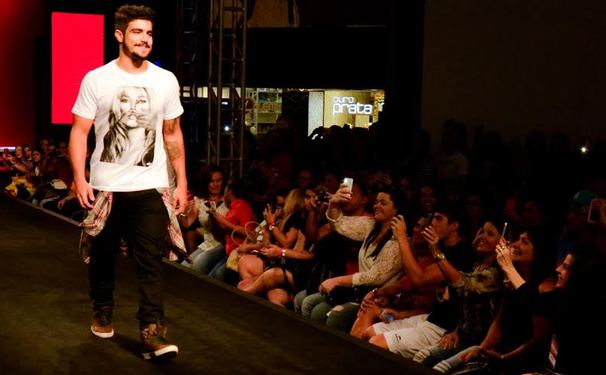Caio Castro na Mega Polo Moda em SP