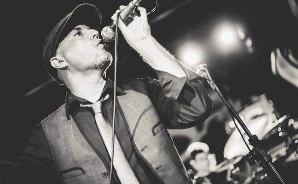 Alex Góes canta Elton John