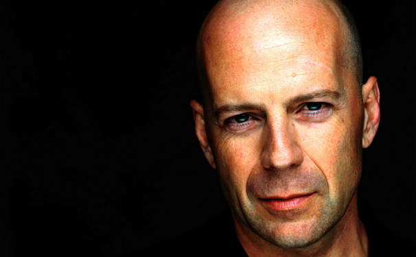 Bruce Willis com muitas razões para comemorar! 