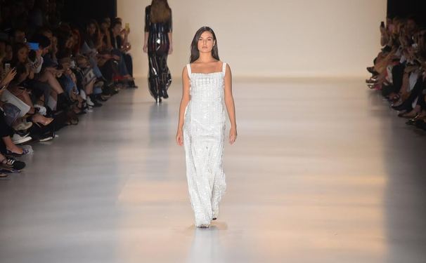 Isis Valverde nas passarelas