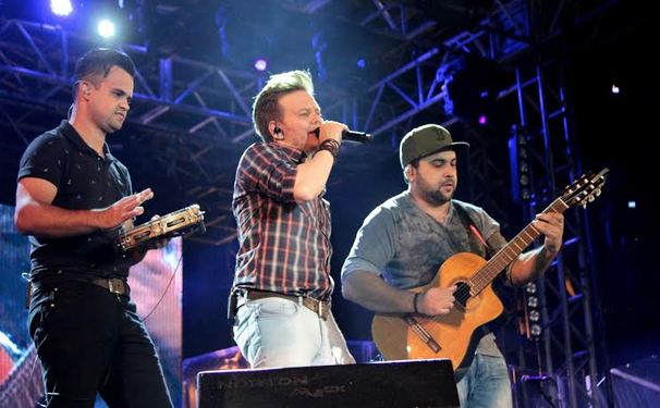 Michel Teló agitando Mauá