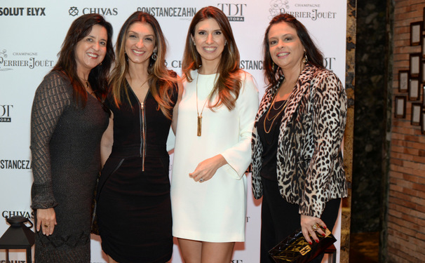 Constance Zahn arrasando por aí! 