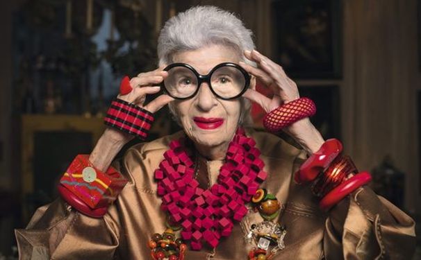 Iris Apfel abre seu Guarda Roupas