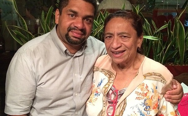 Lícia Fábio festejando a chegada da neta.