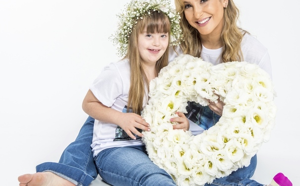 Claudia Leitte e a pequena Laura Wagner Kummurow.