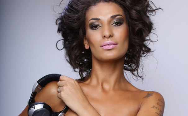 Gra Ferreira comanda balada