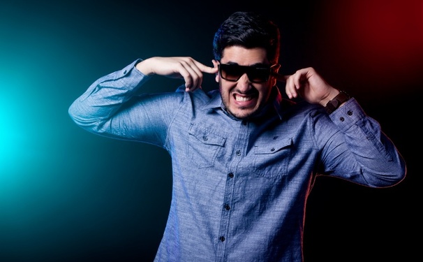 ?Festa eletrônica “Seven Lux no País das Maravilhas” 