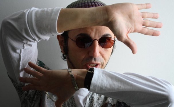 Noite de autógrafos com Zeca Baleiro.