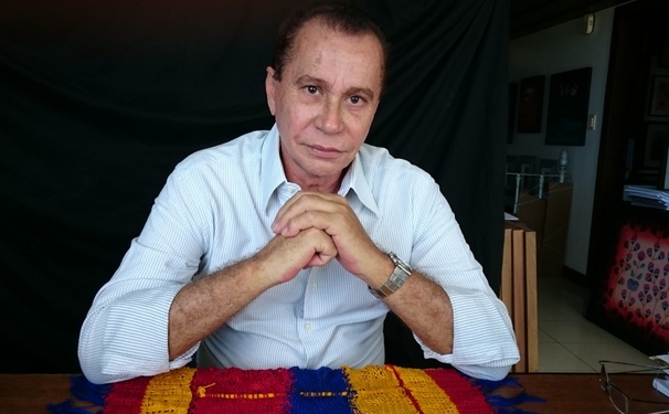 Exposição inédita na Bahia mostra habilidades artísticas de César Romero com papel