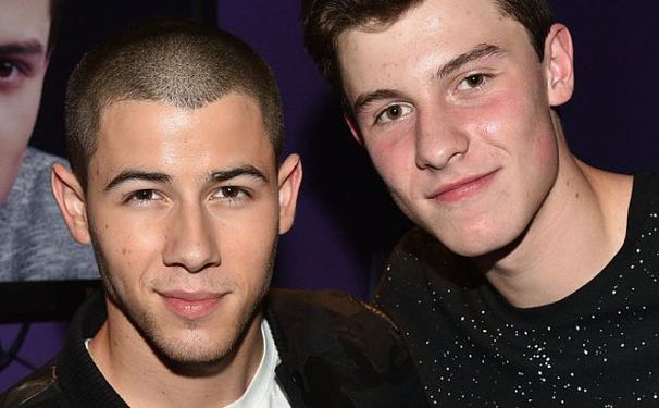 Dia de Stalkear nas redes sociais