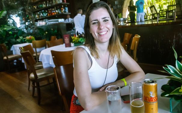 Jussara Calife recebendo com Devassa no Baby Beef Alvarez