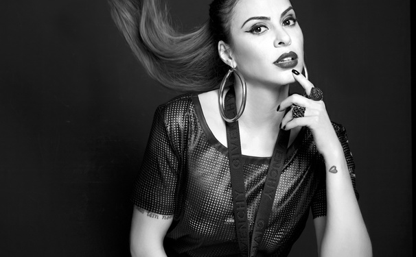 Alinne Rosa embalando a sexta-feira da fantasia