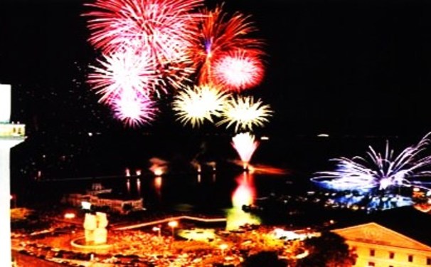 O céu iluminado para a chegada do Ano Novo