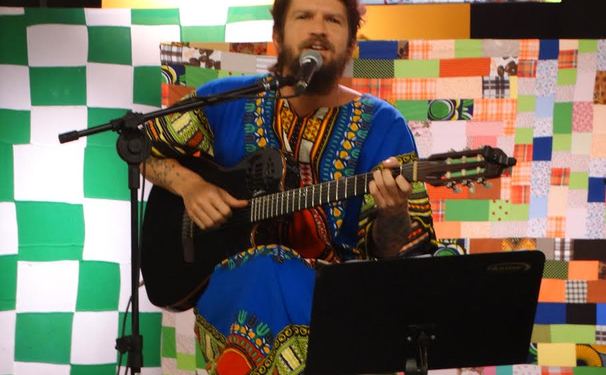 Saulo e Larissa Luz participam de evento em homenagem à Tropicália