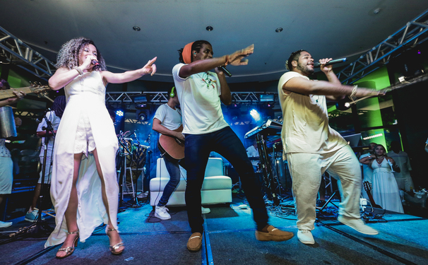 Filhos de Jorge recebe Katê em ensaio