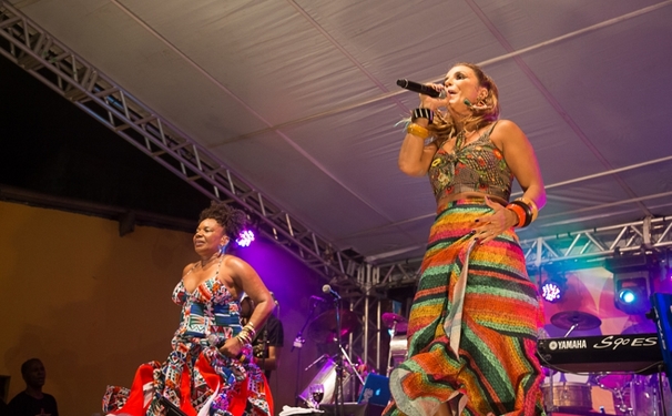 MARGARETH E IVETE LEVANTAM POEIRA NO ENCERRAMENTO DO MERCADO IAÔ