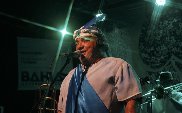 Agradecer e Abraçar é o tema escolhido  por Gerônimo