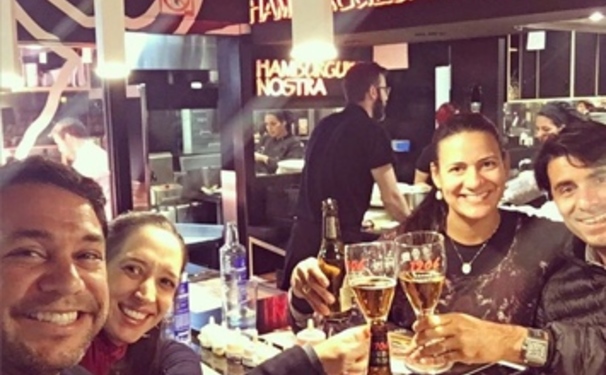 O brinde de Ju e Pedro Lima