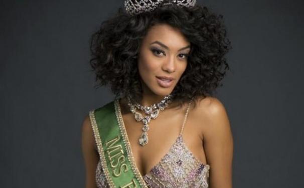 Raissa Santana vem  curtir o Camarote Salvador...