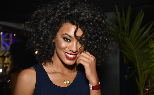 A Miss Brasil Raíssa Santana e a atriz Juliane Trevisol curtem o Camarote Salvador