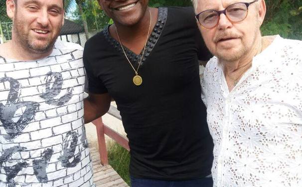 Anteninha mm na casa do cantor Tatau...