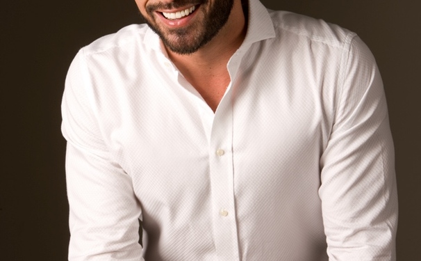 Marlon Gama afivelando as malas