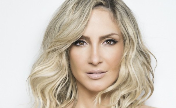 Claudia Leitte está investindo alto em sua entrada no mercado da música internacional.