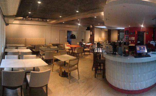 Restaurante com  música e  palco de expressões culturais