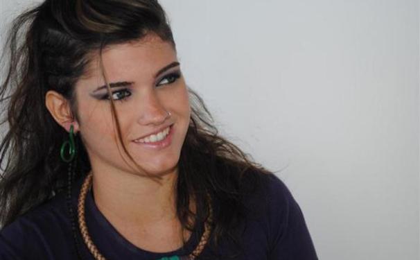 O pop eletrizante da cantora e compositora Lêda Chaves no Fera Music Live