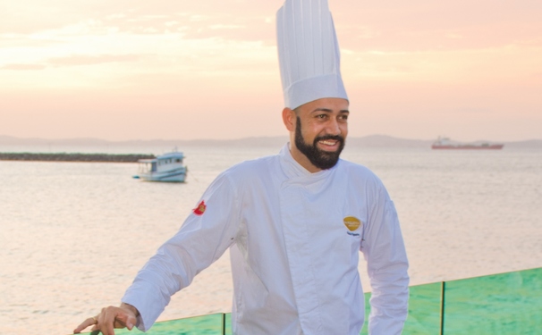 O chef Vinicius Figueira abre casa oriental no Rio Vermelho