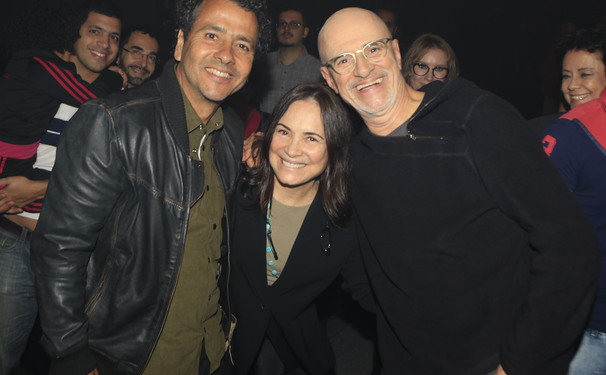 Famosos prestigiam a peça "Os Vilões de Shakespeare"