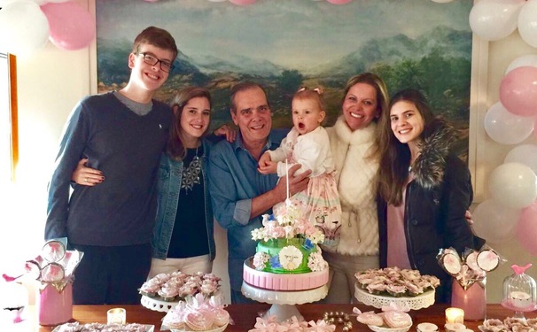 O papai festeiro Luiz Salles com sua família