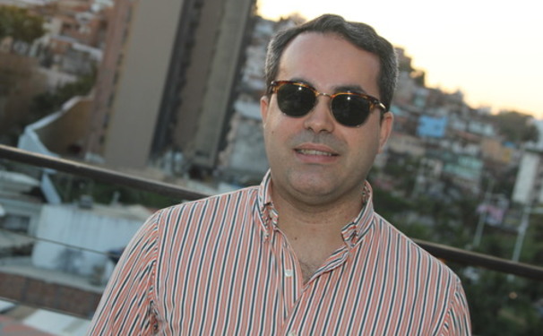 Ginno Larry pilotando hoje a noite do Fera Hotel Palace 