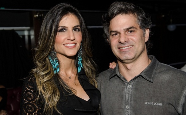 Tiago Fernandez e Sarah Fernandez recebendo 60 convidados vips.