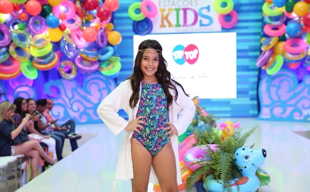 Clara Waxman esbanjando charme no Shpping Salvador