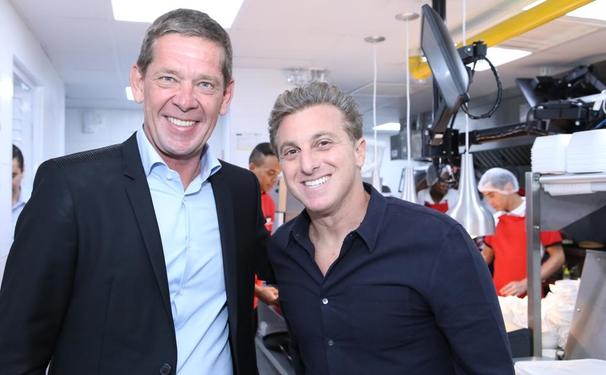 Luciano Huck festejando a abertura do centésimo restaurante da rede Madero
