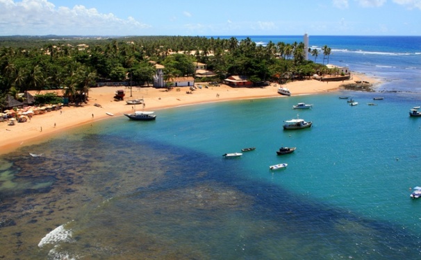 A Bahia elegante hoje em Praia do Forte. 
