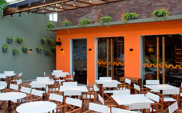 O  Sábado está concorrido. Inúmeros movimentos sociais agitam a sociedade.