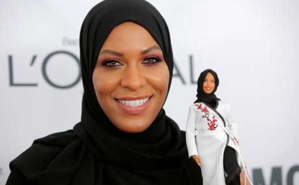 Primeira boneca Barbie vestindo um hijab