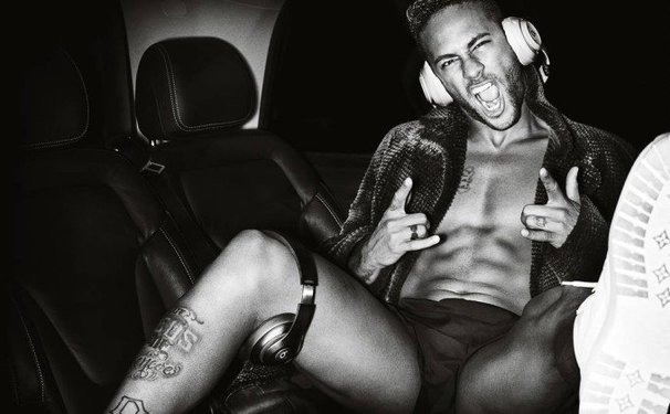 Neymar sensualiza de Cueca para Mario Testino
