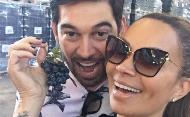 Solange Almeida preparando uma festança para os amigos