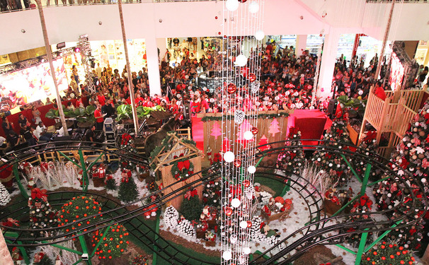 Imagine um Panetone com chocolate , recheio gotas de chocolate ao leite, pedaços de amêndoas e cobertura glaceada de amêndoas laminadas...
