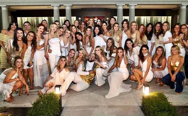 Festa  de  Andrea Guimarães junta as amigas para celebrar o Natal. 