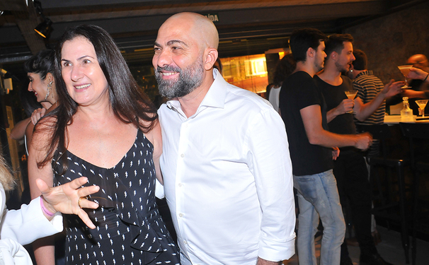 Alberto Hiar e Valéria recebem convidados na Oscar Freire