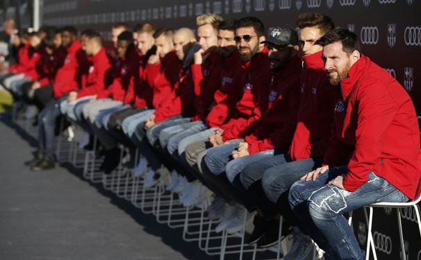Jogadores do Barcelona  receberam seus novos carros da Audi.