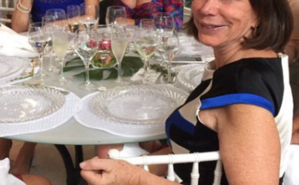 Núbia Eiresberg chegando para  a virada do ano na Bahia