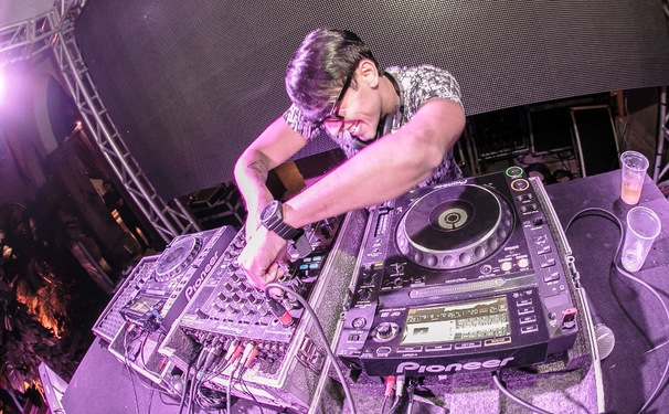 CLIMA DE NATAL CHEGA COM MÚSICA ELETRÔNICA NA SAN SEBASTIAN